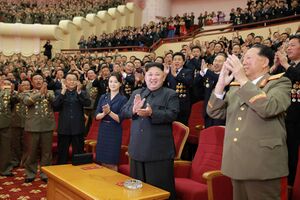 돼지와 인민들.jpg