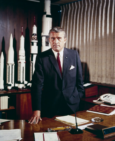Wernher-von-Braun-desk-models-rocket-family-May-1964.webp
