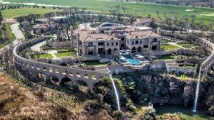Spectre Batavia House.jpg