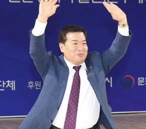 환호하는당선인의모습.jpeg