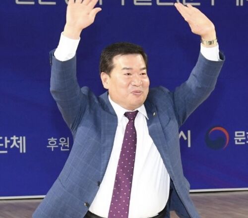 환호하는당선인의모습.jpeg