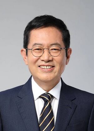 신민당 프로필.jpg