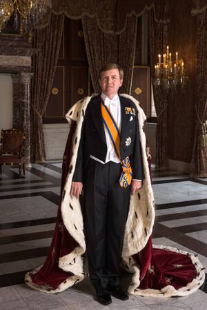 King-willem-alexander-wearing-the-ermine-robe-2013.jpg